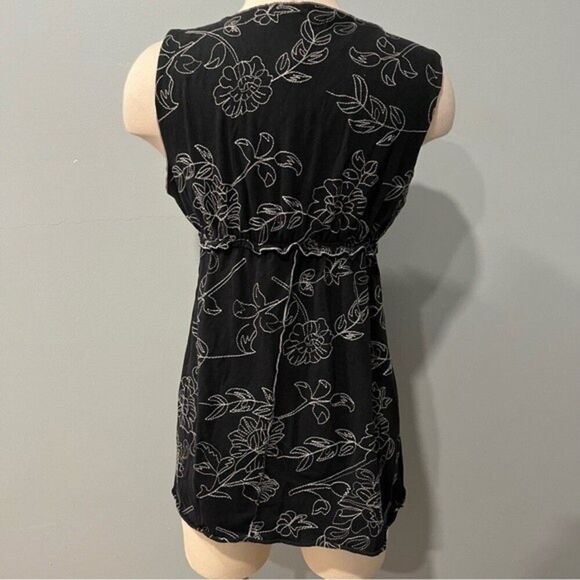 BCBGMaxazria Embroidered Floral Black & White Sleeveless Blouse Size XL - Picture 5 of 7